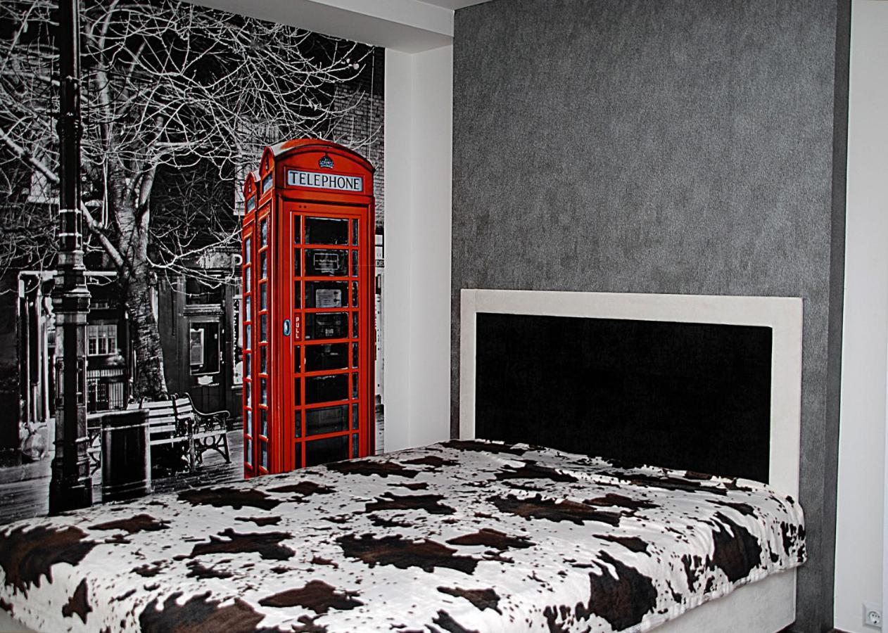 немного лондона в центре чернигова Apartment *